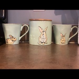 Coffee container and two mugs
